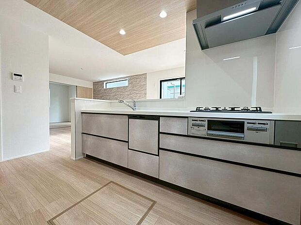 【キッチン】(1号棟)
対面キッチンですので、お食事の準備をしながらご家族との会話を楽しめます。広くて明るいキッチンは大変使いやすくなっております。