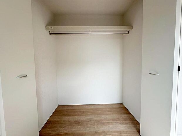 【収納】(1号棟)
各居室に収納を完備しております!居室空間がしっかりと使えるので暮らしやすさが断然に上がります。荷物をを気にすることなく家具の配置をお好み通りにできるのも魅力です。