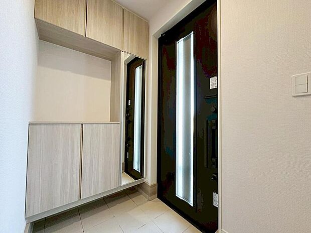 【玄関】こちらが玄関です。お客様の訪問時に建物の中で一番先に目に入る場所です。大型シューズボックスも備え付けてあり、ご家族皆様の靴もゆったり入ります。