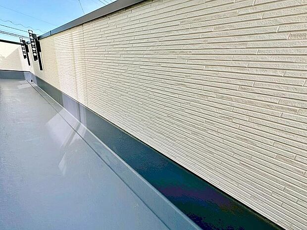 【バルコニー】南に面したバルコニーは陽当たり良好♪目の前を遮る建物もないので解放感がございます。ワイドタイプなのでたくさんのお洗濯物も一気に干すことができますよ!