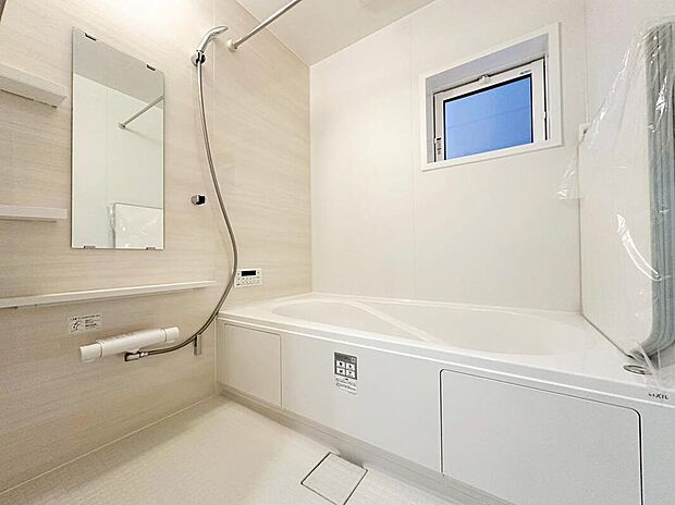 【浴室】入浴するときの姿勢にこだわったスクエアバス。半身浴など、ゆったりと疲れを癒すことができます☆家事を頑張るママに嬉しい追い炊き＆浴室乾燥機付き。