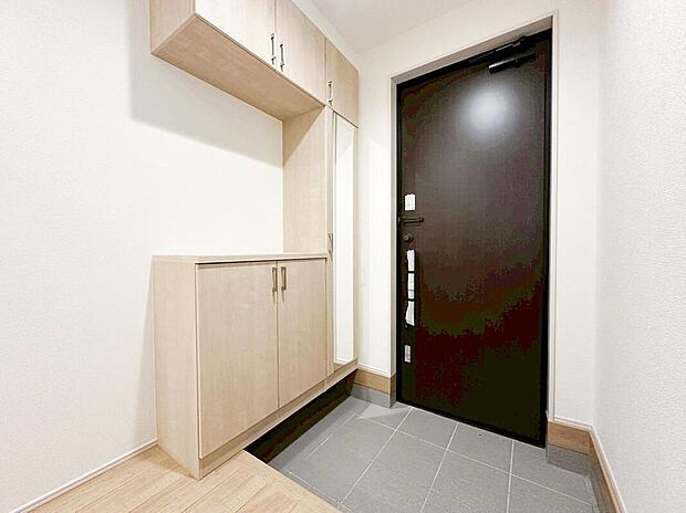【玄関】こちらが玄関です。お客様の訪問時に建物の中で一番先に目に入る場所です。大型シューズボックスも備え付けてあり、ご家族皆様の靴もゆったり入ります。