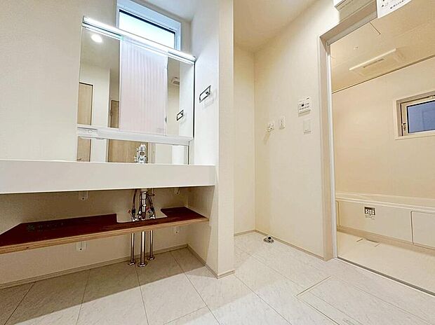 【洗面台・洗面所（3号棟）】白を基調とした高級感のあるサニタリースペース。収納たっぷりの三面鏡に陽の光差し込む明るい空間で、毎日の身支度も気持ち良くお使い頂けます。