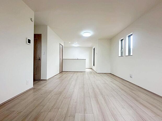 【リビング】明るい陽射しが差し込み、会話のはずむ対面キッチン!ダイニングスペースを広めに設けたので5脚や6脚のダイニングテーブルも置けそうです!