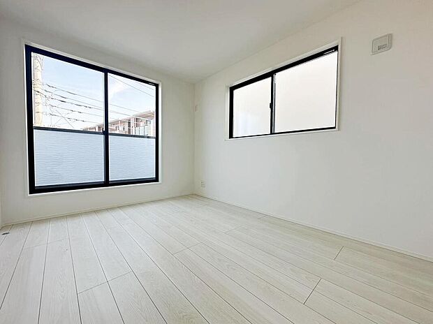 【☆Bedroom☆】2面採光です。光を取り入れやすのはもちろんですが、建物全体の窓の数も増えておりますので、換気性能に優れた物件です。窓を開ければ家中を気持ちの良い風が通り抜けます。