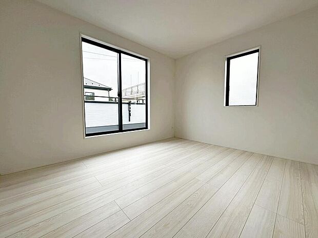 【☆Bedroom☆】光を取り入れやすのはもちろんですが、建物全体の窓の数も増えておりますので、換気性能に優れた物件です。窓を開ければ家中を気持ちの良い風が通り抜けます。※家具はCG合成しております。