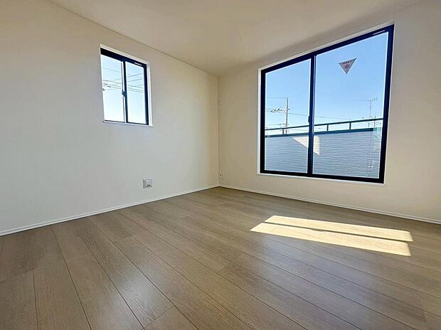 【☆Bedroom☆】2面採光を確保した明るい室内は、風通しも良く、大変居心地の良い空間となっております。爽やかな風を感じて起きる朝は、快適生活の始まりに!