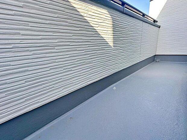 【バルコニー】南に面したバルコニーは陽当たり良好♪目の前を遮る建物もないので解放感がございます。ワイドタイプなのでたくさんのお洗濯物も一気に干すことができますよ!