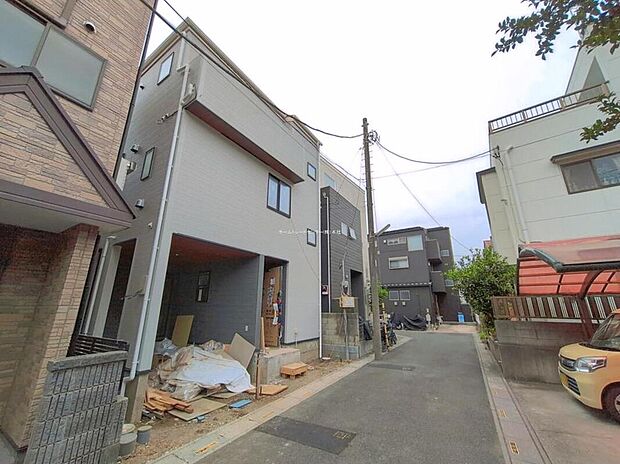 【前面道路含む現地写真】【2号棟】
閑静な住宅街は落ち着いた新生活を送るのにぴったりです♪ これだけではない魅力が、現地できっと見つかる!お問合せをお待ちしております。お問い合わせ・資料のご請求などもお気軽にどうぞ。