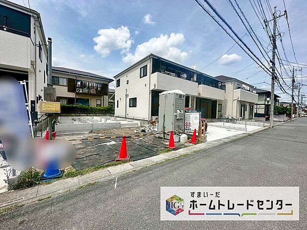 【前面道路含む現地写真】ご予約をいただければ、もちろん平日や夜間でもご案内は可能です。お仕事の形態が多様化しておりますので、決まったお時間では中々身動きが取れないお客様も多いかと思います。お気軽にお申し出ください。