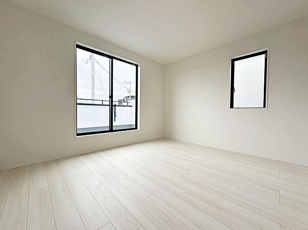 【リビング以外の居室】光を取り入れやすのはもちろんですが、建物全体の窓の数も増えておりますので、換気性能に優れた物件です。窓を開ければ家中を気持ちの良い風が通り抜けます。