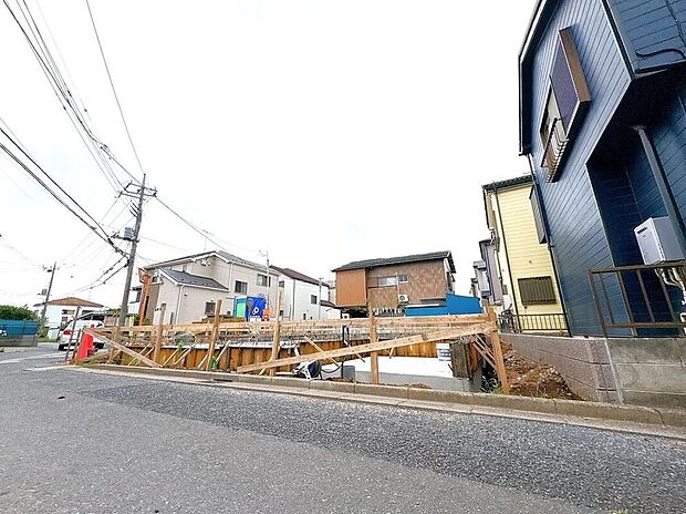 【前面道路含む現地写真】子育て環境にはピッタリな落ち着いた雰囲気の住宅地♪戸建ては建物が独立しているため、マンションのように上下階や隣からの騒音を気にせずに過ごせるのもポイントですね!