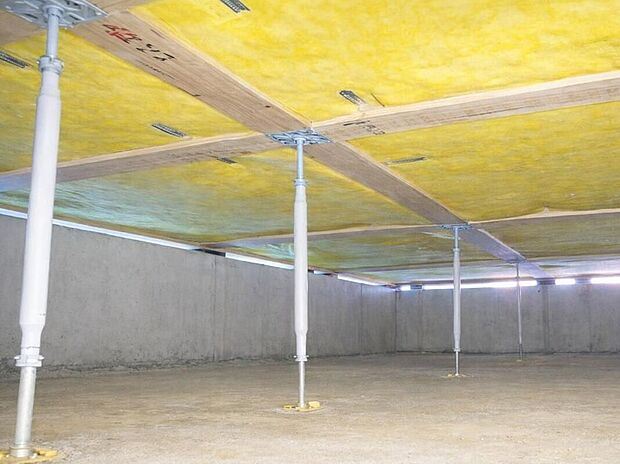 【強く頑丈な床支持材】建物の床を支える「床束」と呼ばれる支持材に、サビやシロアリを寄せ付けない鋼製の床束を採用。 従来品に比べ信頼性が高く、安心の強度で頑丈な構造を支えます。 長期間の使用でも痩せず、腐らず、メンテナンス性にも優れた素材です。
