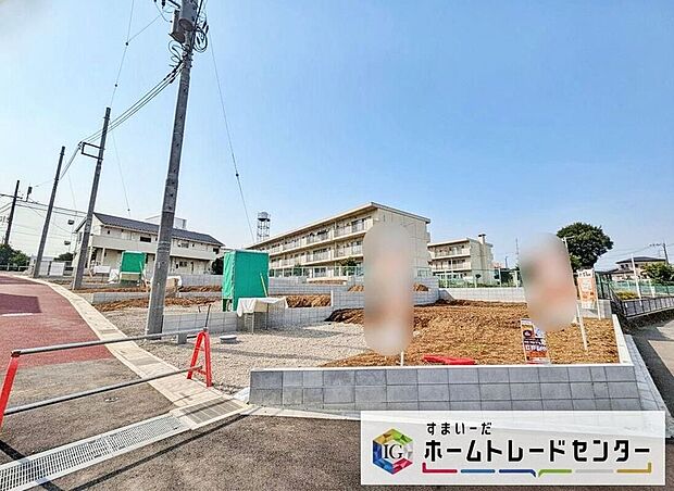 【前面道路含む現地写真】今から見たい!大歓迎です♪ お気軽にホームトレードセンターまでお問い合わせください。 閑静な街並みの分譲地を是非現地にてご覧ください。 近隣の物件も併せてご紹介することも可能です。