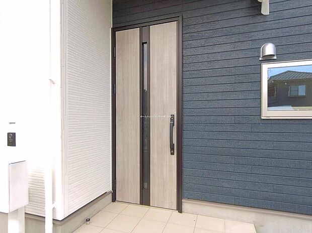 【玄関】☆1号棟☆
玄関ポーチには屋根がついているので雨などでも玄関前で濡れずにお出かけ準備が出来ます。