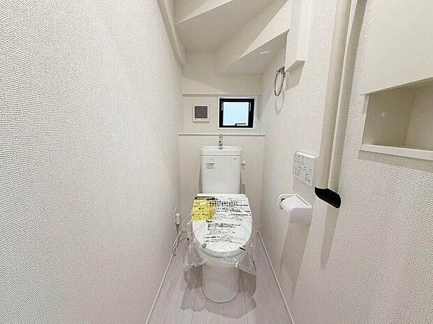 【トイレ】意外と後から気になるのがトイレの窓です。換気扇でもよいのですが、密閉された空間だからこそ、外気を取り込んだ方がやはり気分はいいものです♪