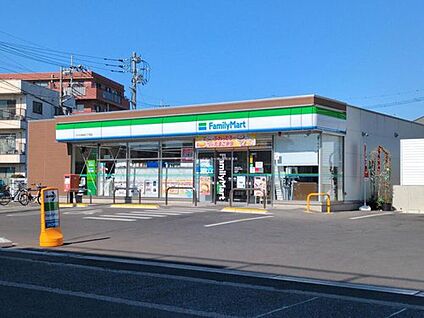 ファミリーマートさいたま曲本二丁目店 600m(徒歩8分)