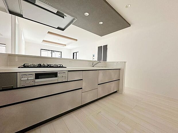 【☆System Kitchen☆ 】キッチンからのママ目線はコチラ♪キッチンは開放感もありリビング全体が見渡せますね♪広くて明るいキッチンは大変使いやすくなっております。