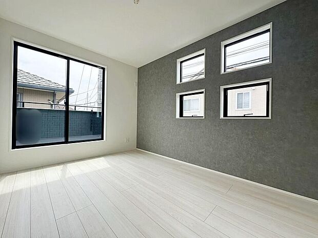【☆Bedroom☆】光を取り入れやすのはもちろんですが、建物全体の窓の数も増えておりますので、換気性能に優れた物件です。窓を開ければ家中を気持ちの良い風が通り抜けます。