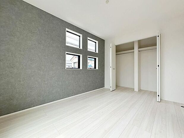 【☆Closet☆】各居室に収納を完備しております収納が豊富な住宅は居室空間がしっかりと使えるので暮らしやすさが断然に上がります。荷物をを気にすることなく家具の配置をお好み通りにできるのも大きな魅力です。