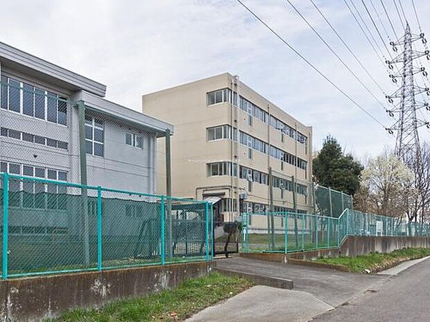 さいたま市立七里中学校（約850m）