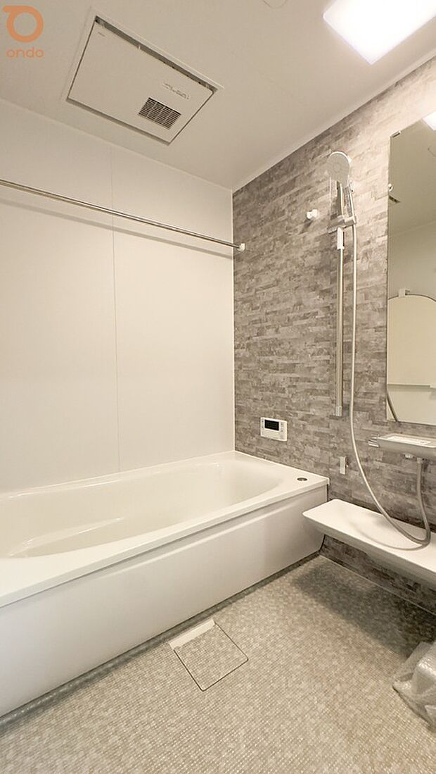 【古市3丁目モデルハウス/浴室】明るいトーンでまとめられた浴室。ゆったり浸かれる形状の浴槽と、落ち着いた印象の壁パネルがリラックス感を高め、毎日の入浴時間が楽しみになる空間です。