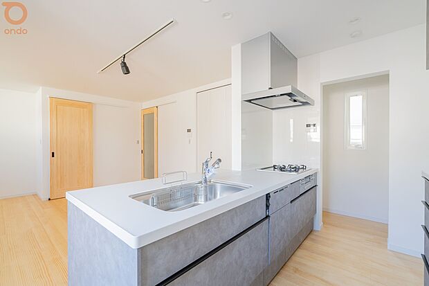 【ondo建物プラン例/キッチン】くすみカラーで飽きがこないキッチン