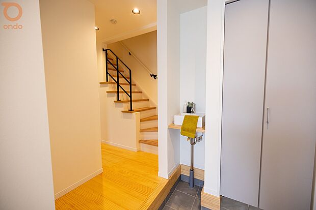 【ondo建物プラン例/玄関】帰宅後すぐにしまえる収納で、動線がスムーズに。靴や荷物が散らかりにくく、いつでも整った玄関に。