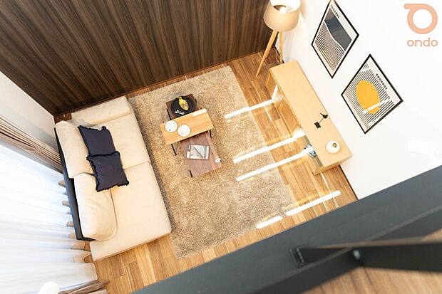 【建物プラン例/吹き抜け・リビング】吹き抜け天井と高窓からたっぷり光が差し込む、開放感あふれるリビング空間です。木目調が空間のアクセントに◎