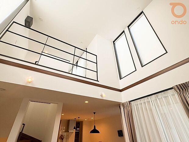 【ondo建物プラン例/リビング】天井まで届く吹き抜けが空間にゆとりを♪アイアン手すりや階段デザインにもこだわった、開放感あふれるリビングです。