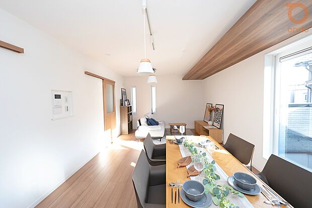 【ondo建物プラン例/ダイニング】キッチンからリビング全体を見渡せる開放的なレイアウト。ご家族との繋がりを感じながら、会話を楽しみつつお料理ができます。