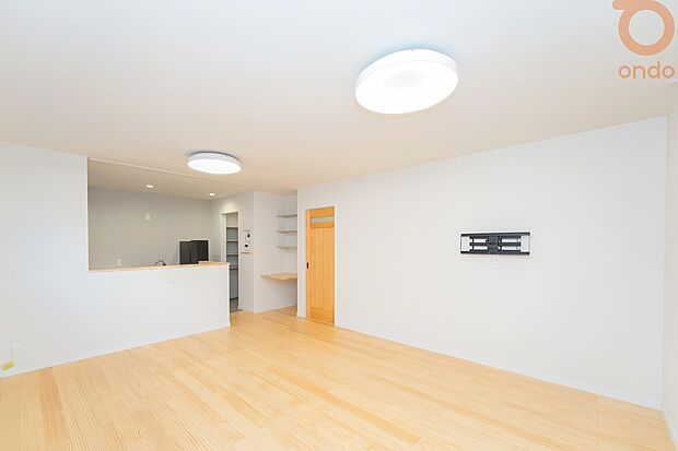 【ondo建物プラン例/LDK】やわらかい光が差し込む明るいリビング。家具レイアウトもしやすい間取りです。