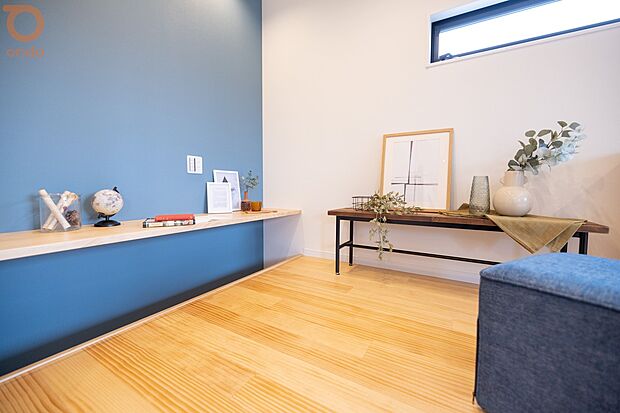 【【当社施工事例/リビング】】リビングに小上がりを採用し、堀りごたつ式のカウンターを設置。お子様の宿題スペースやリモートワークにも活用できます。