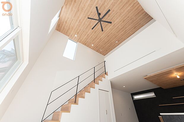 【【建物プラン例/LDK】】高さのある天井と大きな窓がもたらす解放感。吹き抜けを通して光と風が巡り、家族が心地よく過ごせるリビングです。