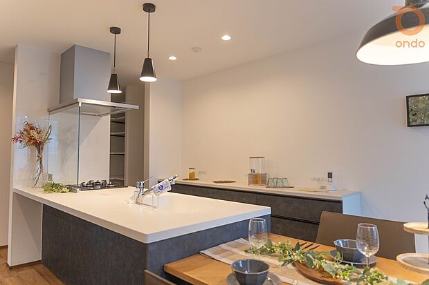 【【建物プラン例/キッチン】】キッチン背面にはカウンター付き収納を設置。炊飯器や電子レンジなどの家電が使いやすく並べられ、作業もスムーズです。