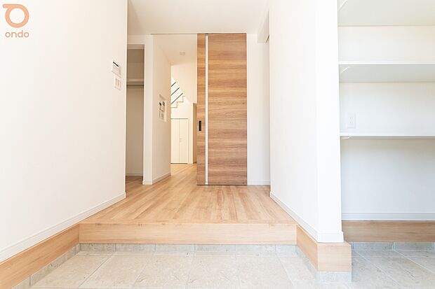 【【ondo建物プラン例/玄関】】明るく開放感のある玄関。SICを採用し、ベビーカーや遊び道具なども収納可能◎