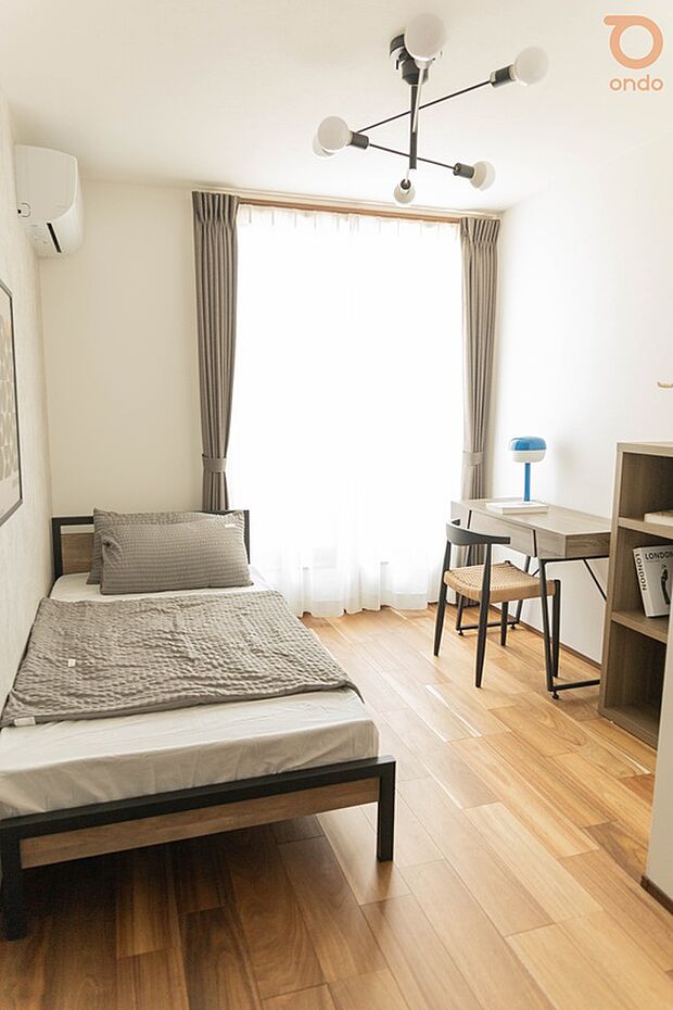 【【ondo建物プラン例/洋室】】木のぬくもりを感じるフローリングに、光がたっぷり差し込む一部屋。ひとり時間を心地よく過ごせそうです。