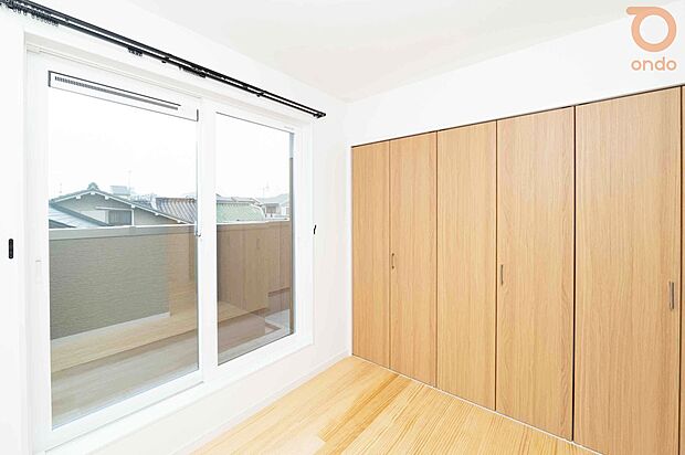 【【ondo建物プラン例／洋室】】窓からの光と、整う収納。心と部屋が同時に整う、そんな一室です。