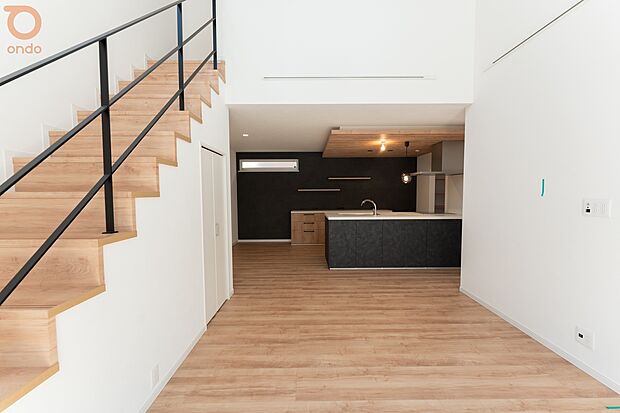 【【ondo建物プラン例/LDK】】開放的なカウンターキッチンは、料理をする人も一緒にリビングの団らんに参加できる心地よい空間です。