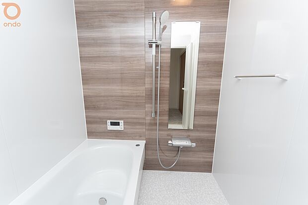 【【ondo建物プラン例/浴室】】心地よい温もりを感じる木目調の壁面に、清潔感のある白を合わせた浴室。家族みんながくつろげる癒しの場所に♪