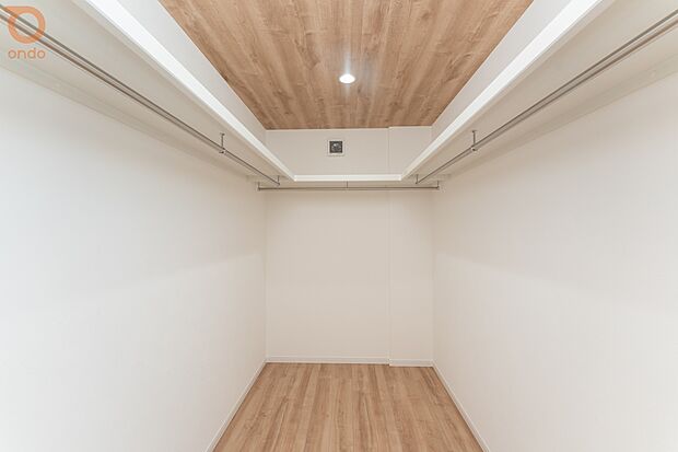 【【ondo建物プラン例/WIC】】両サイドにハンガーパイプを備えた大容量のウォークインクローゼット。衣類はもちろん、季節の家電やバッグもすっきり片付きます。