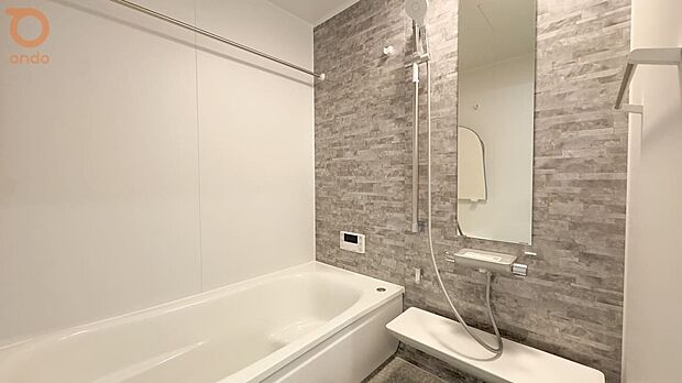 【【ondo建物プラン例/浴室】】明るいトーンでまとめられた浴室。ゆったり浸かれる形状の浴槽と、落ち着いた印象の壁パネルがリラックス感を高め、毎日の入浴時間が楽しみになる空間です。