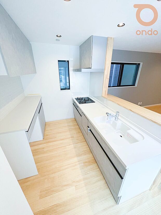 【【ondo建物プラン例/キッチン】】カウンターキッチンを採用し、ご家族の様子を見守りながらお料理が楽しめます。2人で使ってもゆとりを感じられる、広々としたキッチンです。