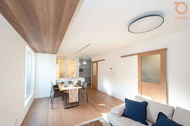 【【ondo建物プラン例/リビング】】木目調の温かみが広がるリビング空間。ご家族が心地よく過ごせる、くつろぎのひとときを演出します。