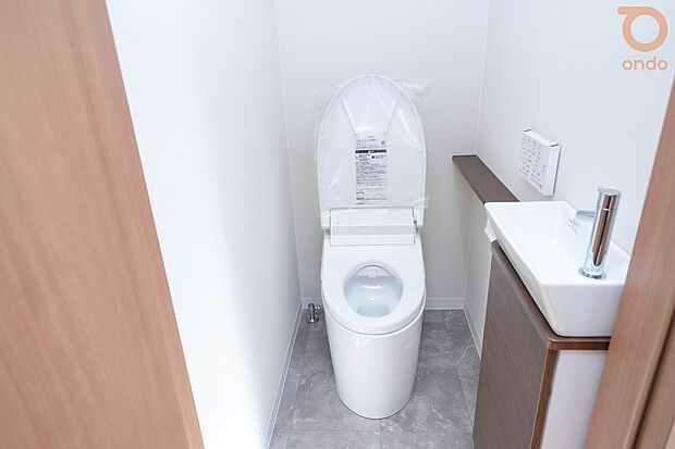 【【ondo建物プラン例/トイレ】】手洗い場を設けた機能的なトイレ空間。衛生面にも配慮し、清潔感を大切にした設計です。