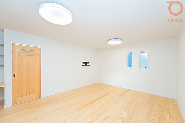 【【ondo建物プラン例/リビング】】ご家族が集うリビングは、ぬくもりを感じる木目調の空間です。心安らぐ時間をゆったりとお過ごしいただけます。