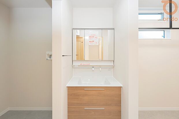 【【ondo建物プラン例/洗面室】】収納たっぷりの洗面台と、使いやすいランドリースペースを隣接。毎日の家事も快適に。