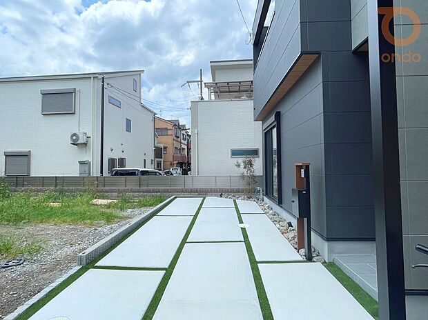 【【駐車場】】ゆとりのある駐車スペースを確保。毎日の車の出し入れもスムーズに行いやすく、お買い物やお出かけの際にも便利です。