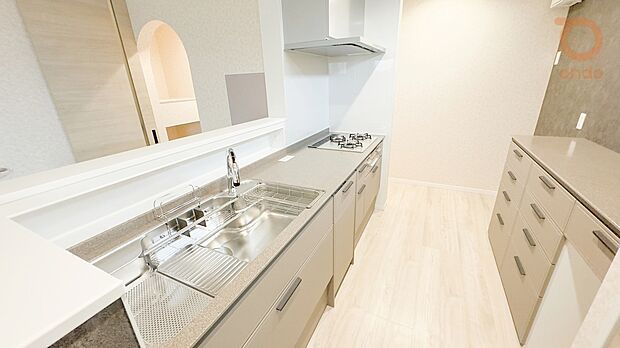 【【ondo建物プラン例／キッチン】】広々とした作業スペースを確保したキッチン。ご家族と一緒に料理をしてもゆとりがあります。