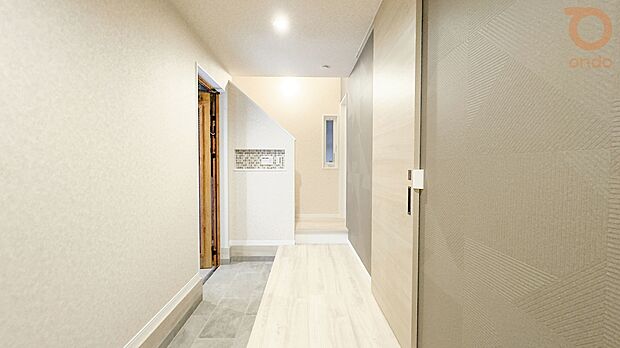 【【ondo建物プラン例/玄関】】ゆとりある広々玄関で、毎日の出入りも快適。来客時もすっきりとした印象に◎